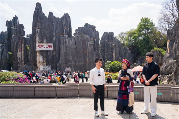 云南旅游,云南旅行社,云南團(tuán)建公司,云南策劃公司,云南會(huì)議執(zhí)行,昆明旅游,昆明旅行社,昆明團(tuán)建公司,昆明會(huì)議公司,昆明策劃公司：董宇輝來(lái)昆明石林啦！“在云南，萬(wàn)物與我皆自由”