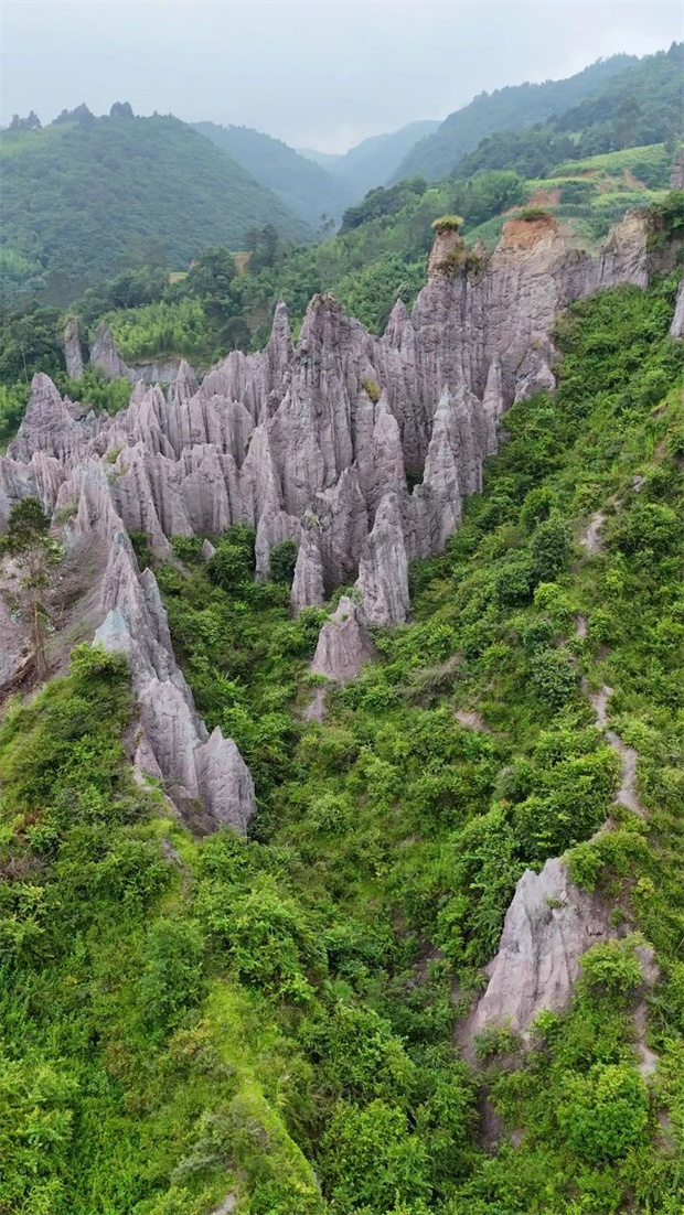 云南旅游,云南旅行社,云南團(tuán)建公司,云南策劃公司,昆明旅游,昆明旅行社,昆明團(tuán)建公司,昆明策劃公司,昆明會(huì)議會(huì)展：鬼斧神工！昆明居然還有塊藏在山水間的“七彩土林”秘境~